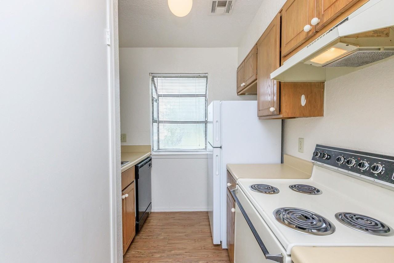 Country Club Apartments - Photo 2 of 35