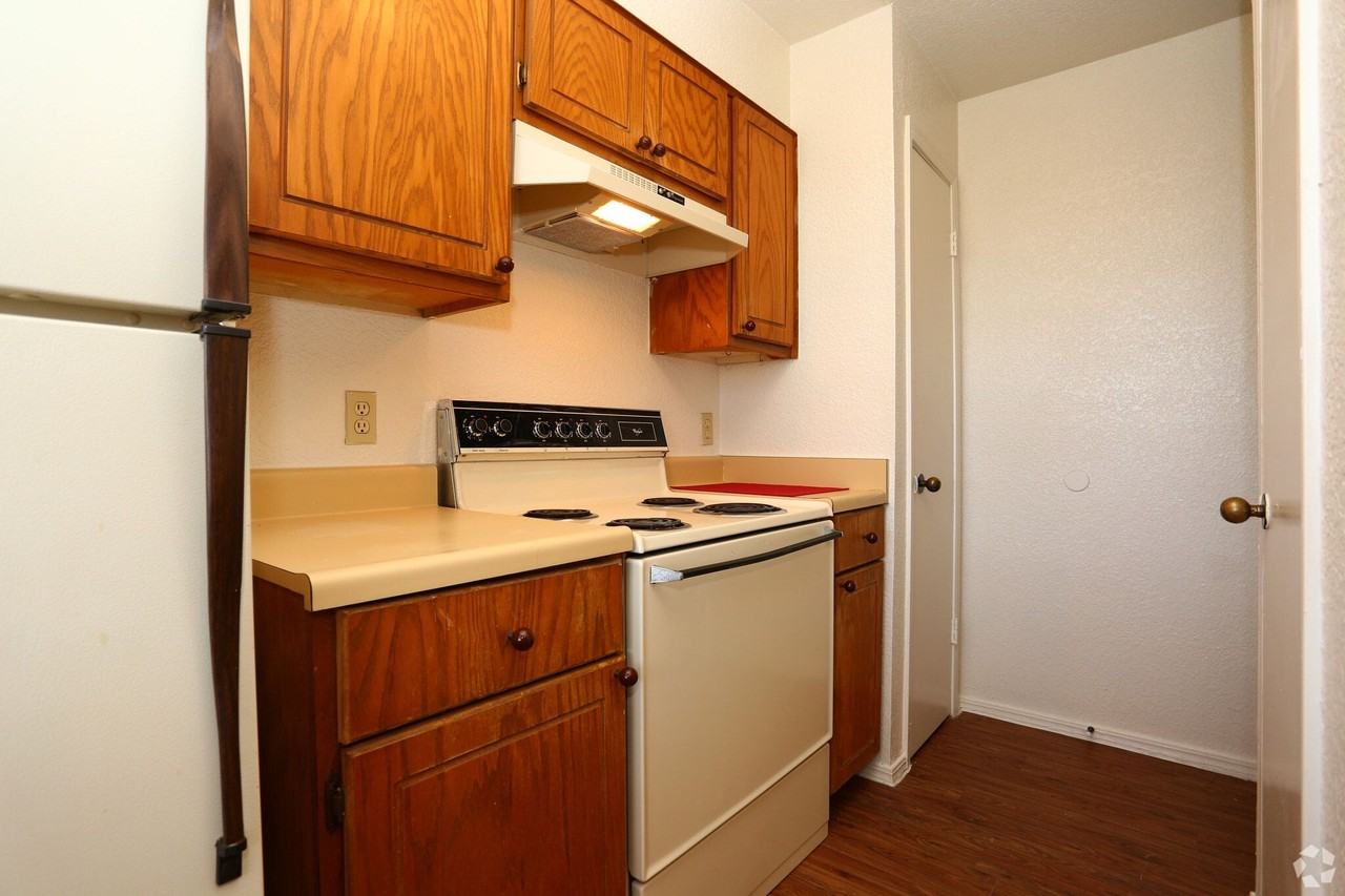 Country Club Apartments - Photo 3 of 35