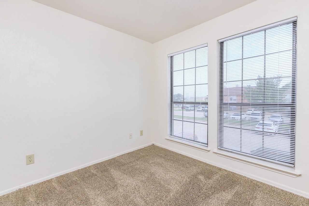 Country Club Apartments - Photo 5 of 35