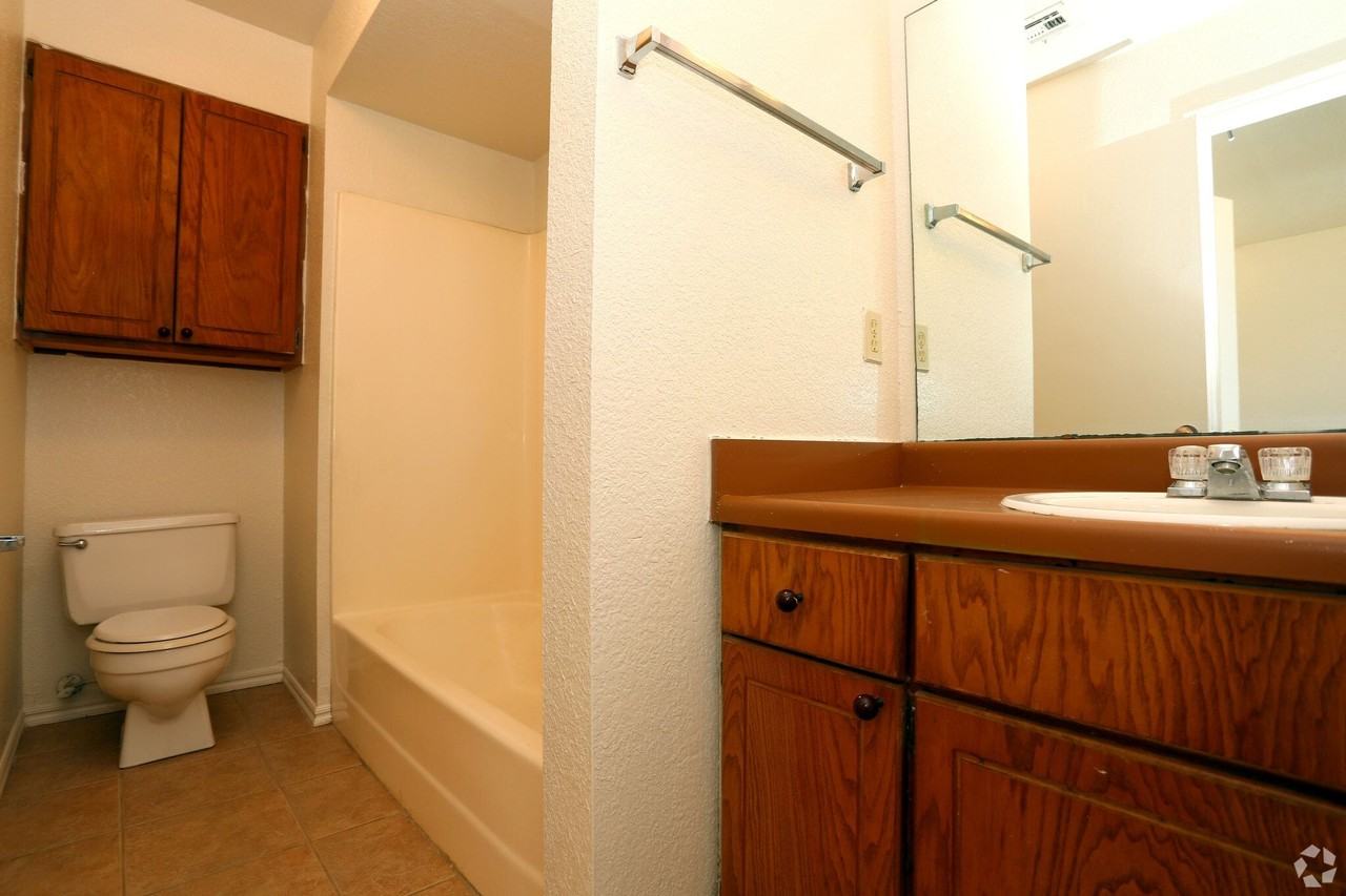 Country Club Apartments - Photo 6 of 35