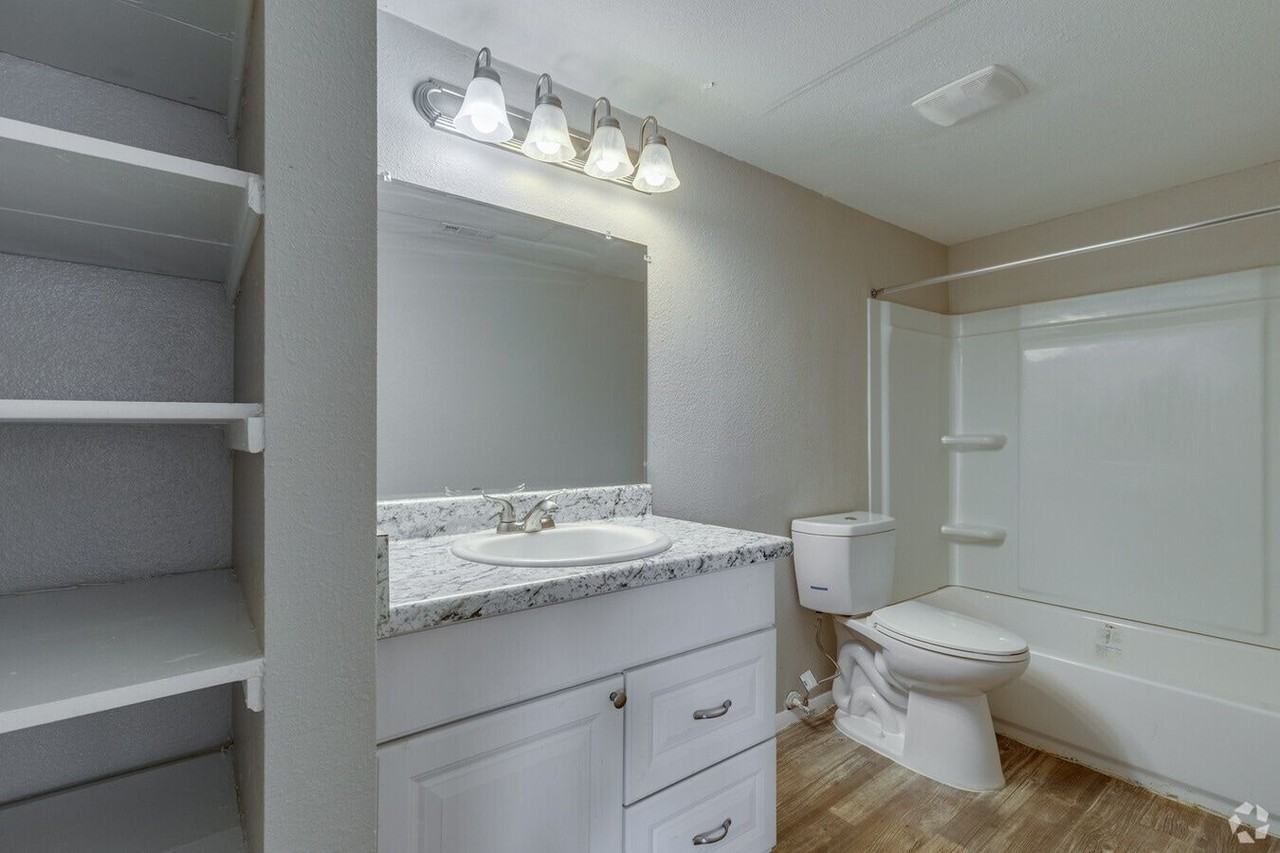 Darlington Oaks & Midtown Flats - Photo 5 of 34