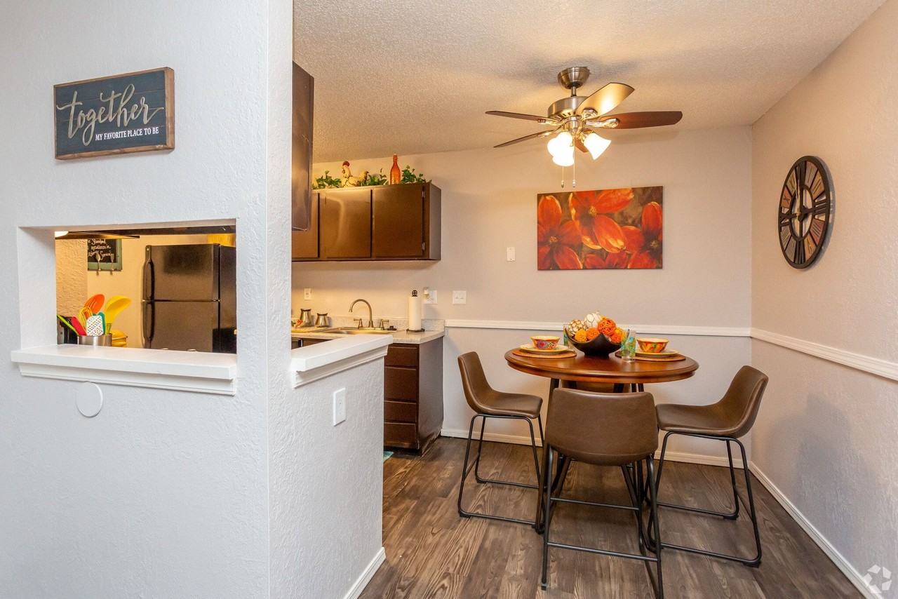 Urban Oaks @ 51st Apartments - Photo 3 of 47