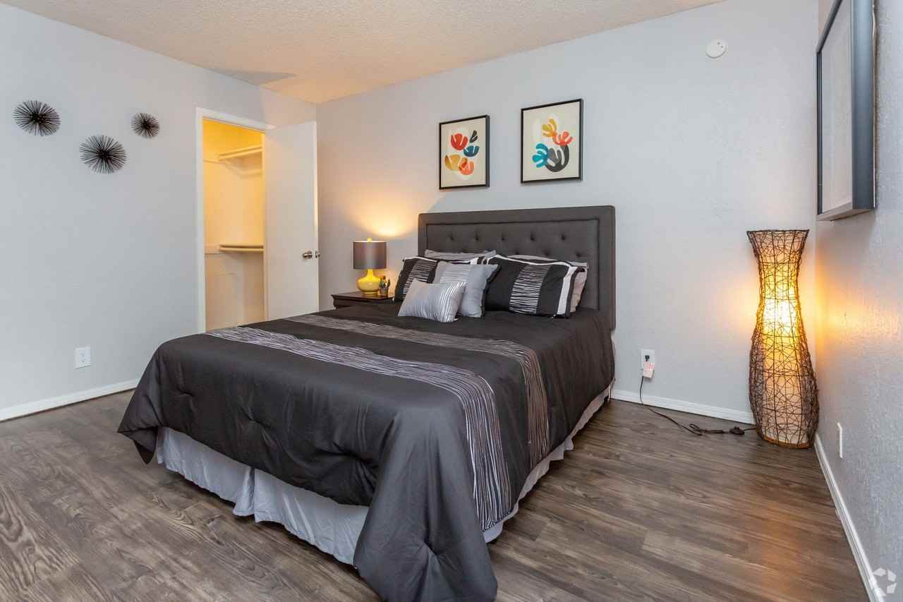 Urban Oaks @ 51st Apartments - Photo 5 of 47