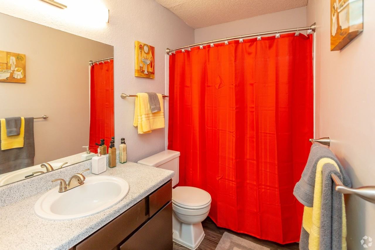 Urban Oaks @ 51st Apartments - Photo 6 of 47