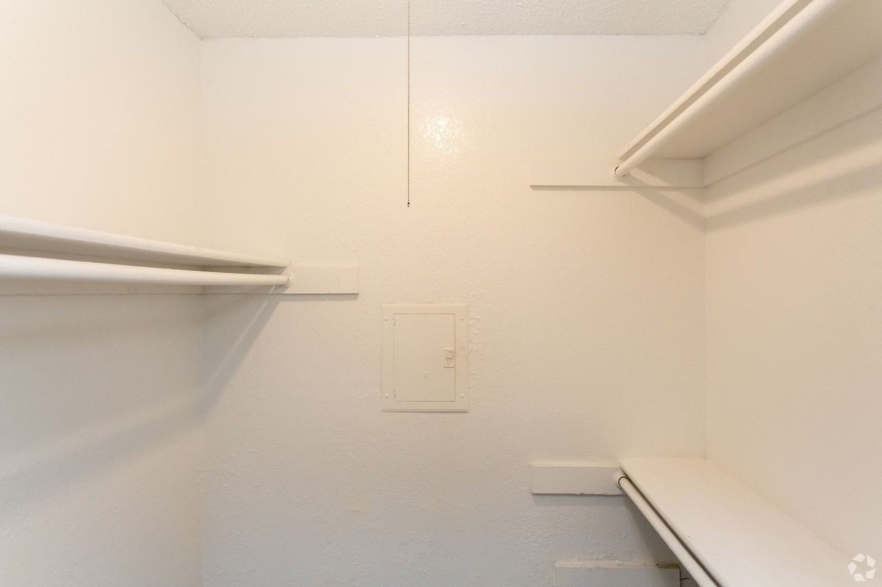 Urban Oaks @ 51st Apartments - Photo 7 of 47