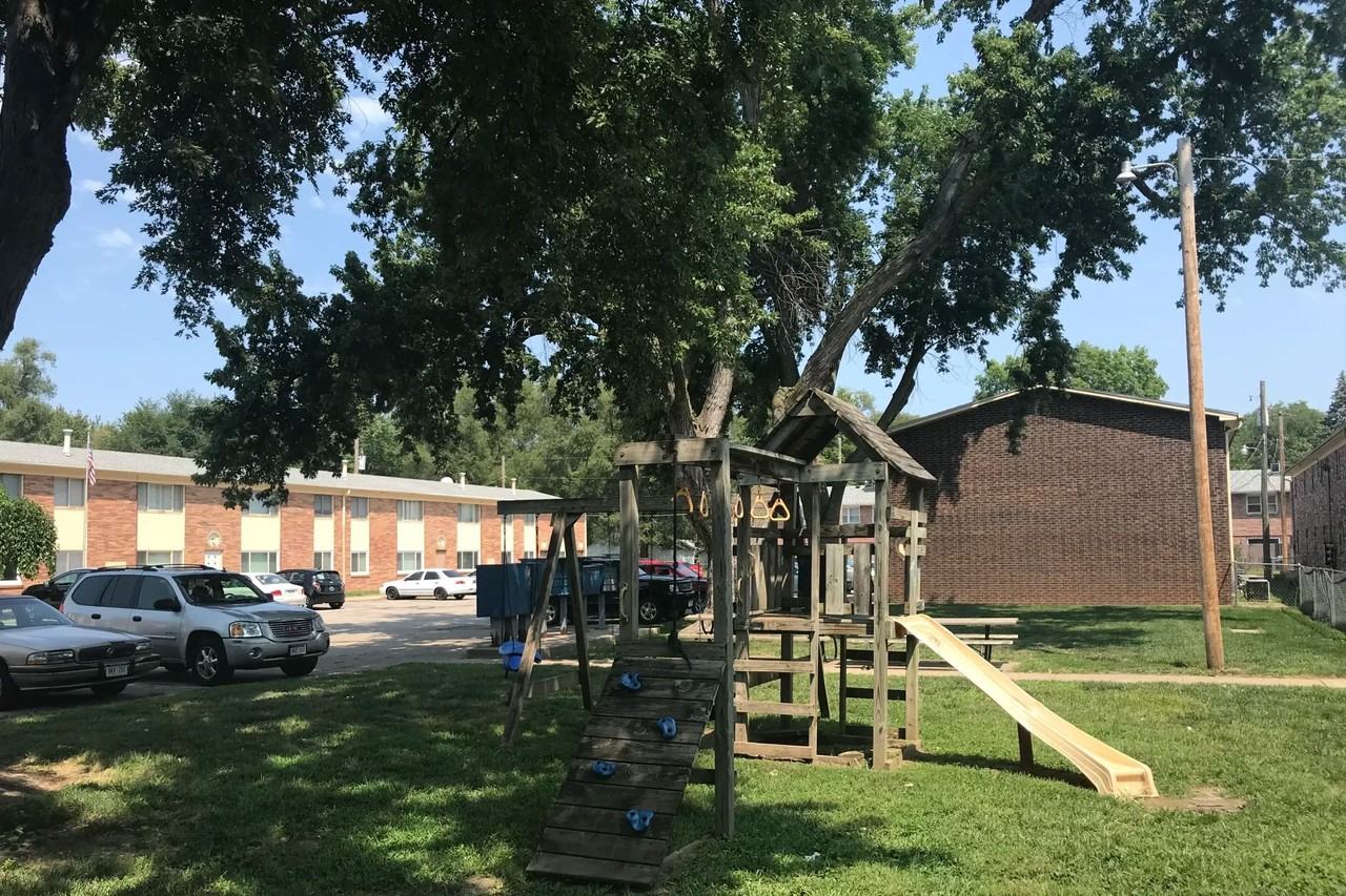 Bellevue Gardens Apartments - Photo 2 of 26