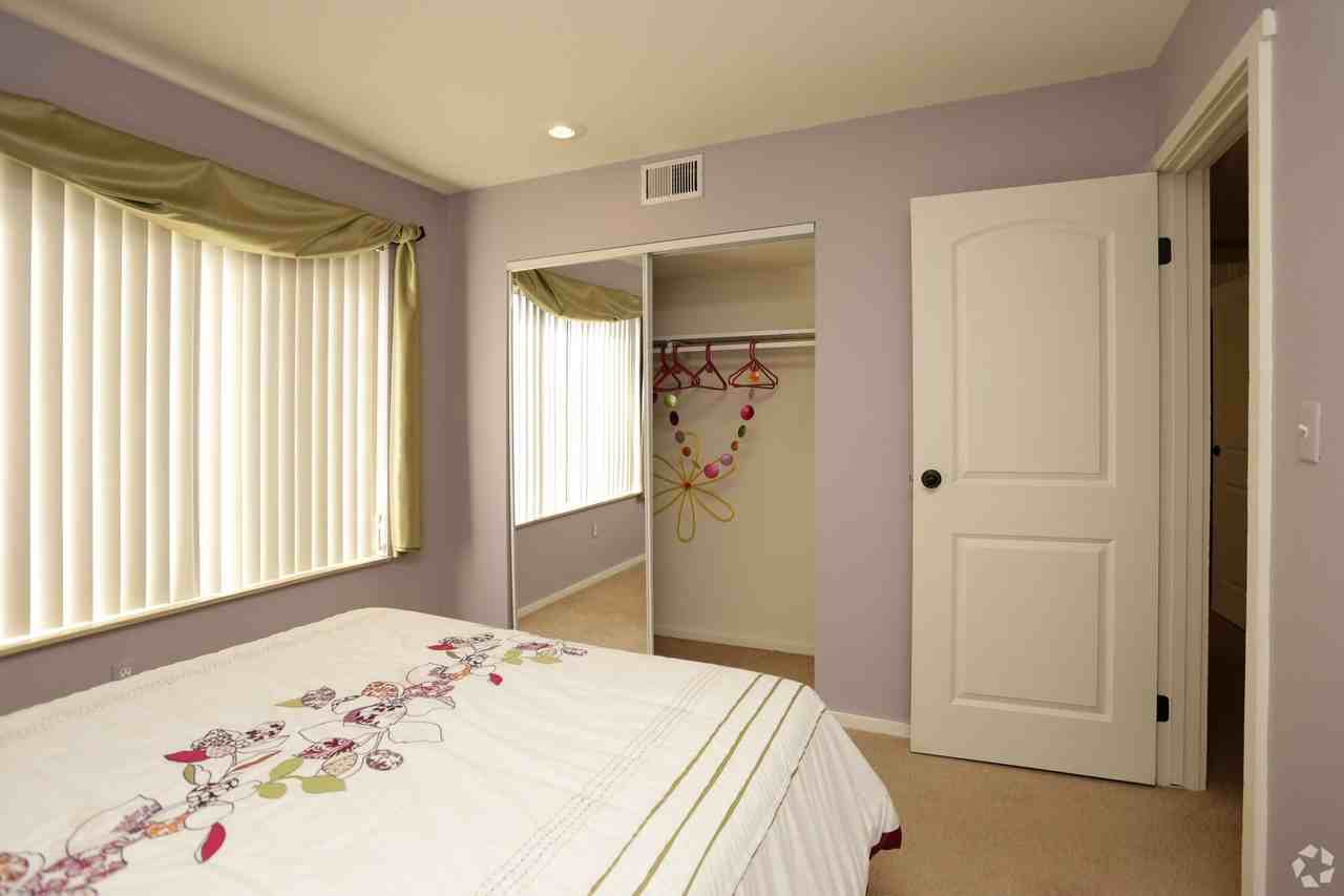 Sutton Club Apartments - Photo 7 of 24