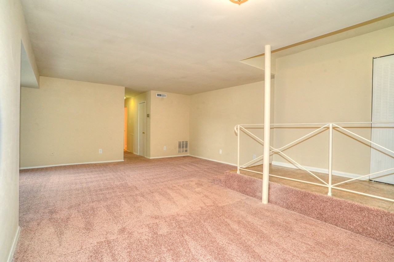 Barclay Square Apartments - Photo 6 of 32