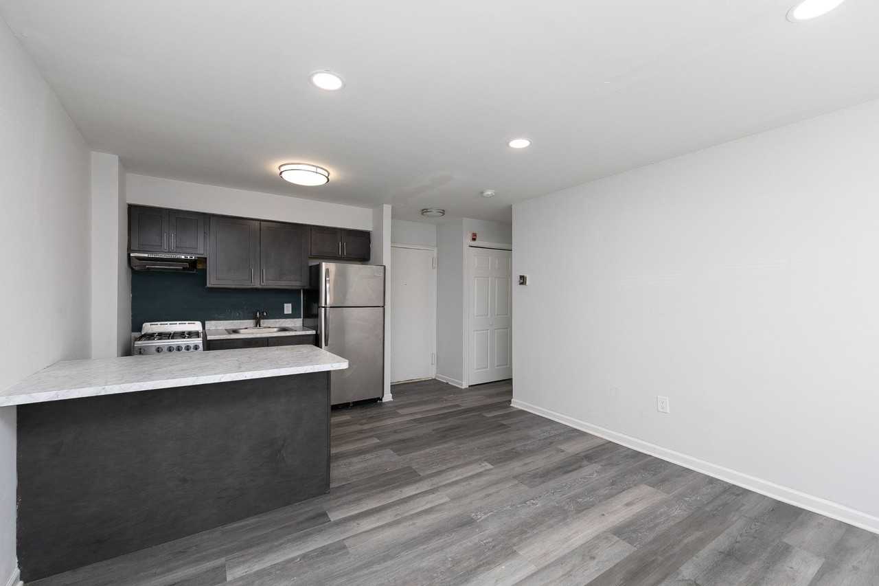 Oxford Apartments - Photo 6 of 26