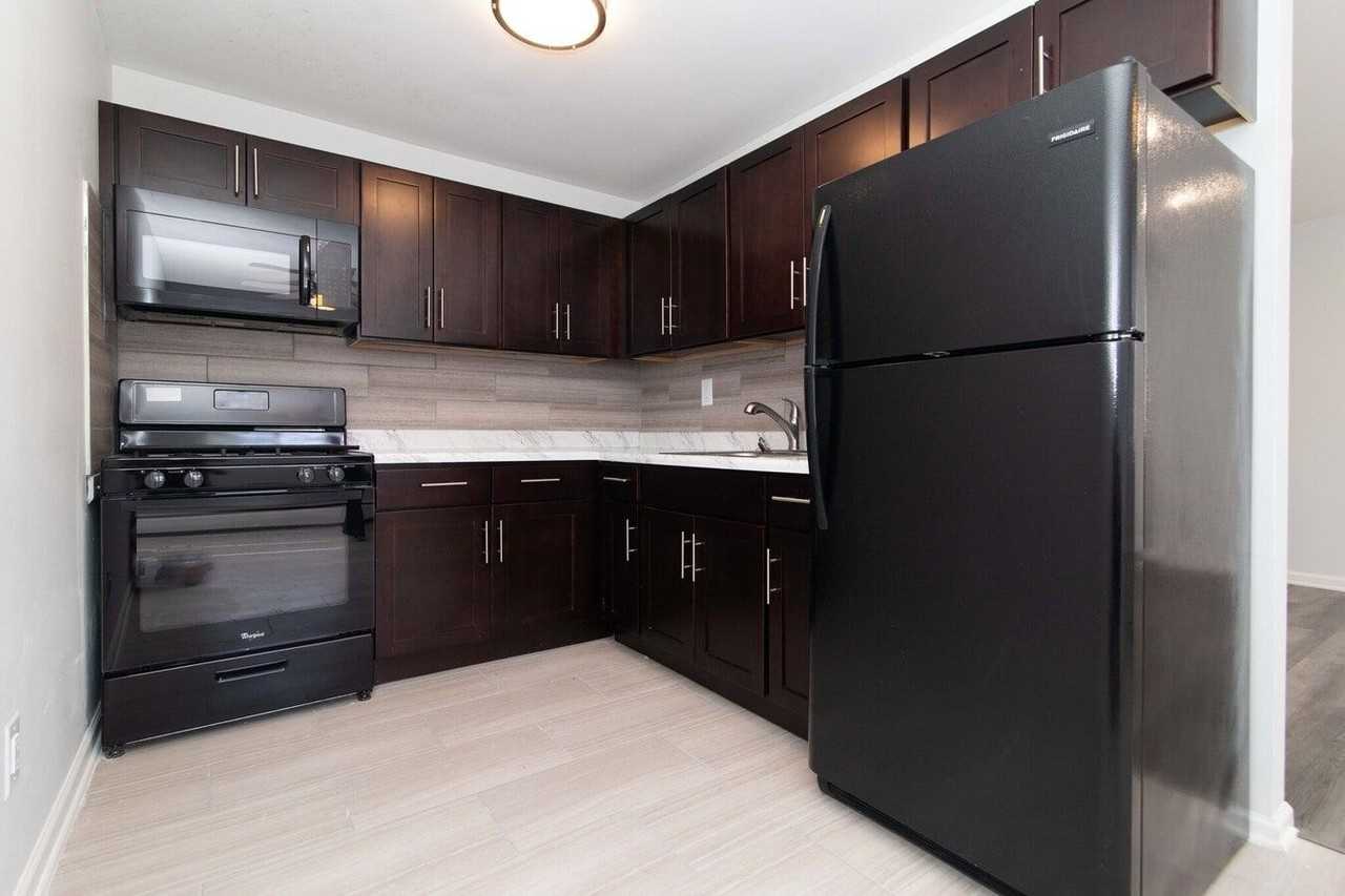 Oxford Apartments - Photo 7 of 26