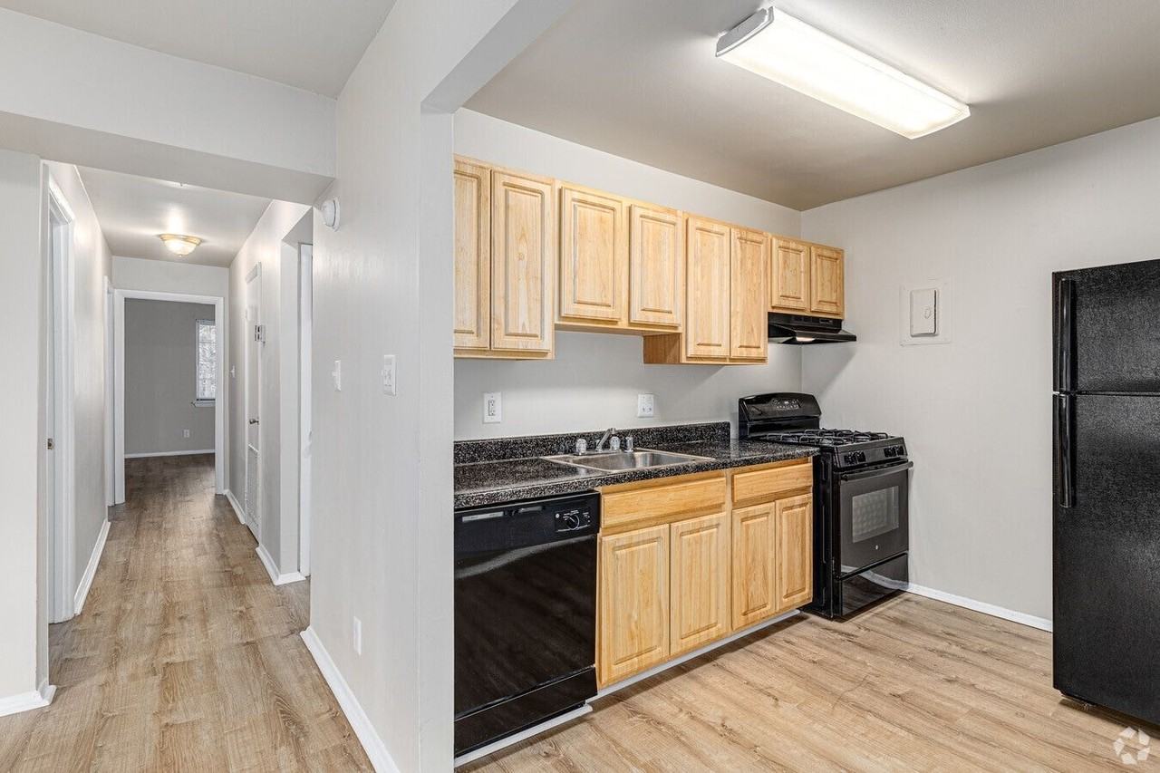 Sussex Square Apartments - Photo 6 of 29