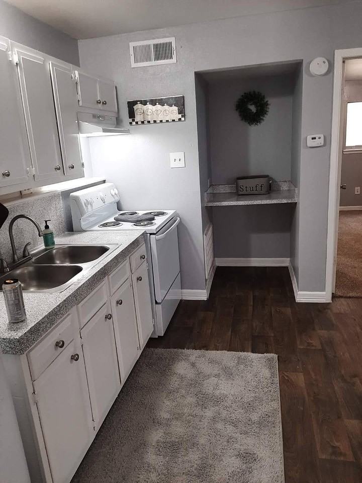 Coral Manor Apartments - Photo 2 of 18