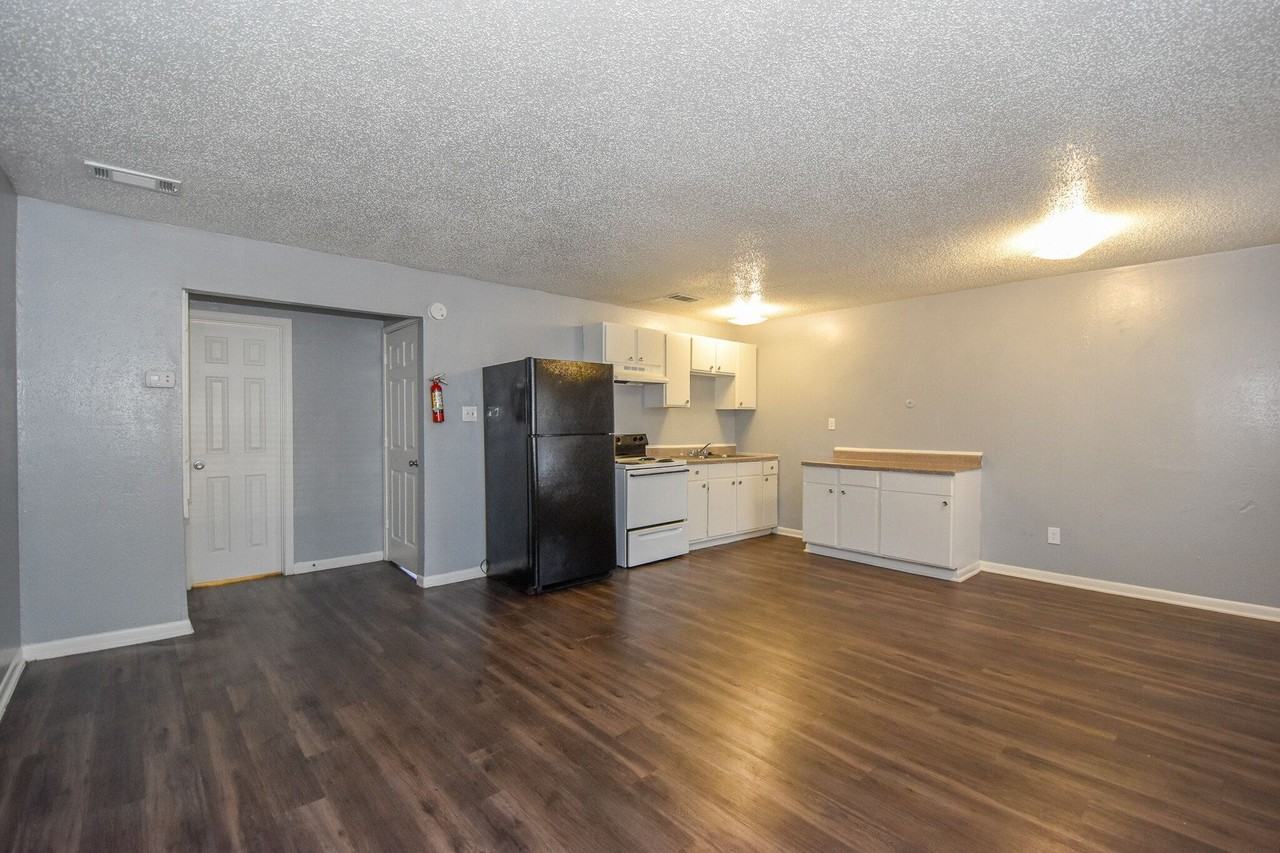 Coral Manor Apartments - Photo 6 of 18