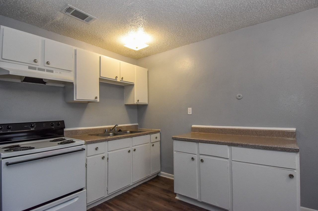 Coral Manor Apartments - Photo 7 of 18