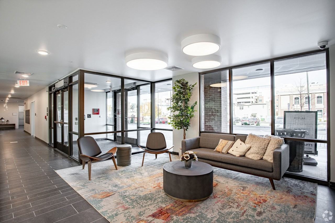 Poplar Square Apartments - Photo 4 of 30