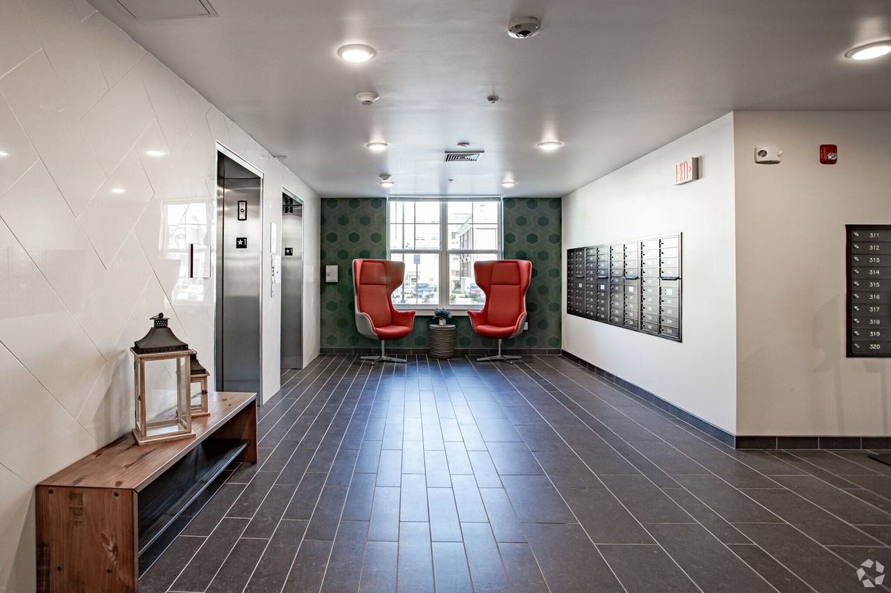 Poplar Square Apartments - Photo 5 of 30