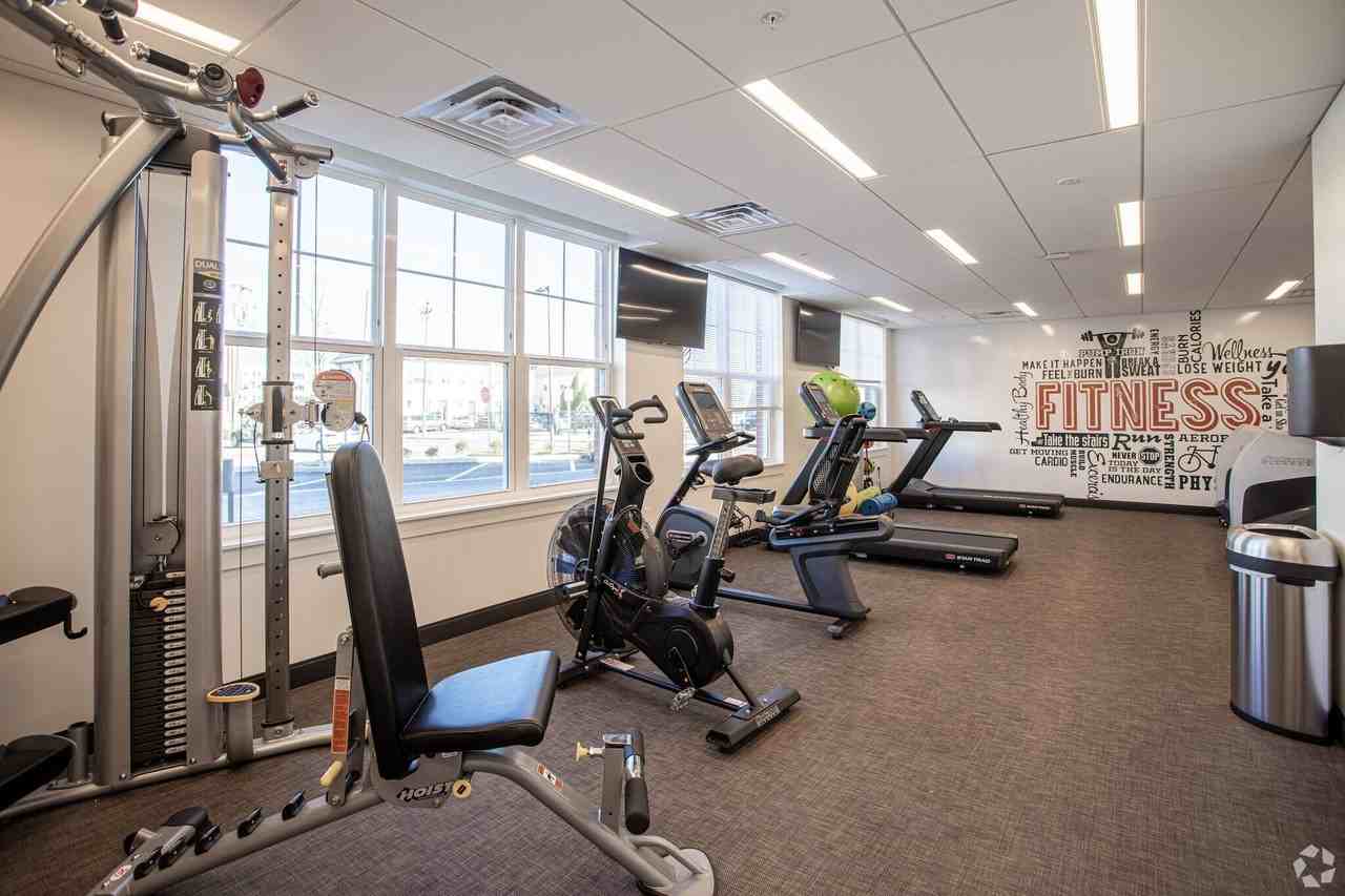 Poplar Square Apartments - Photo 6 of 30