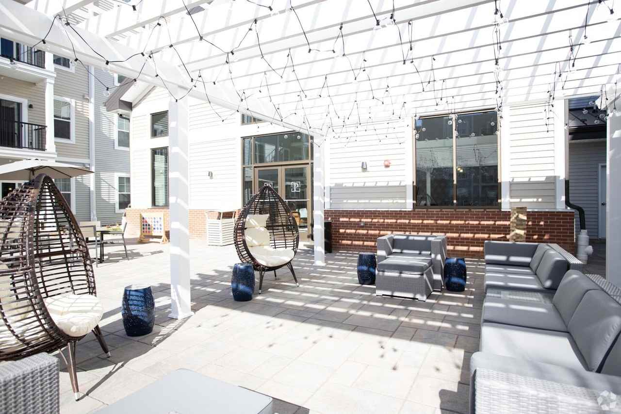 Poplar Square Apartments - Photo 7 of 30