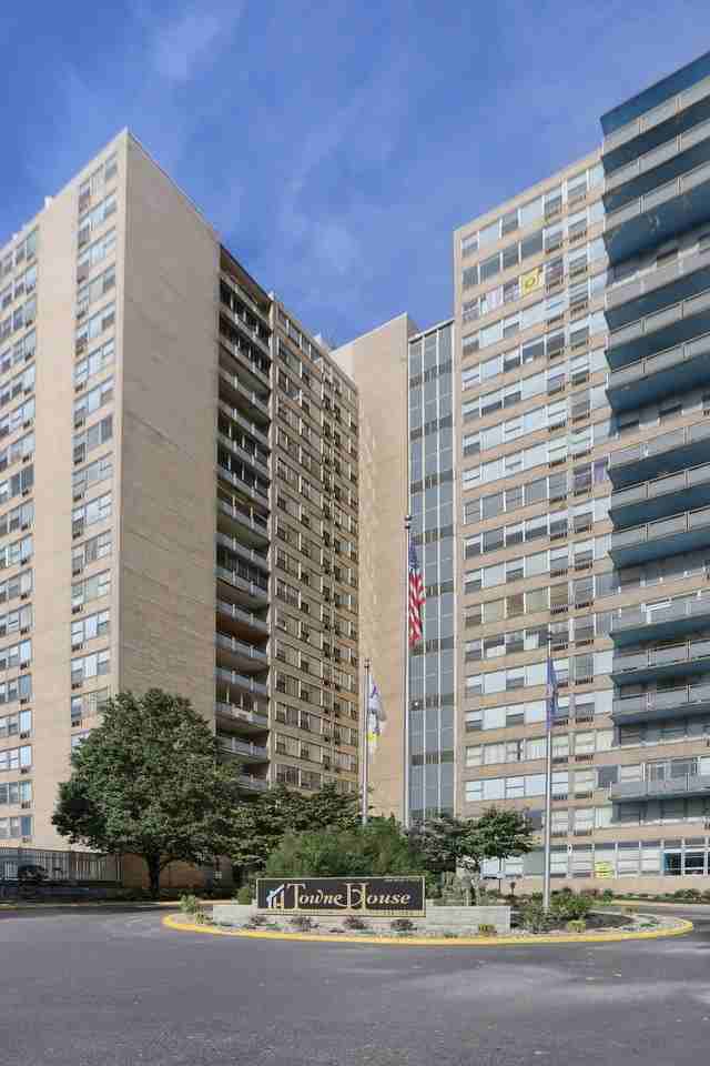 Towne House Apartments - Photo 4 of 25