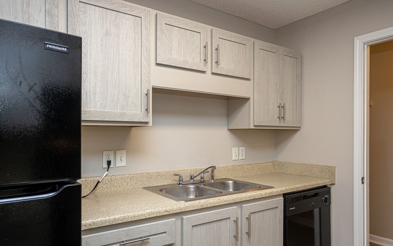 Hampton House Apartments - Photo 5 of 19