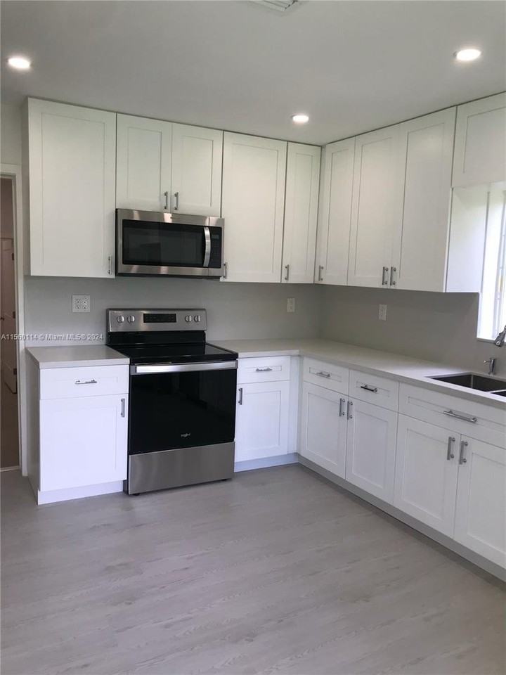 5265 Sw 78th St - Photo 2 of 8