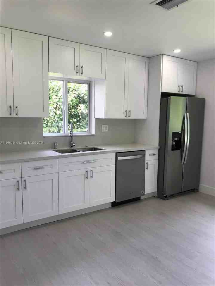 5265 Sw 78th St - Photo 3 of 8