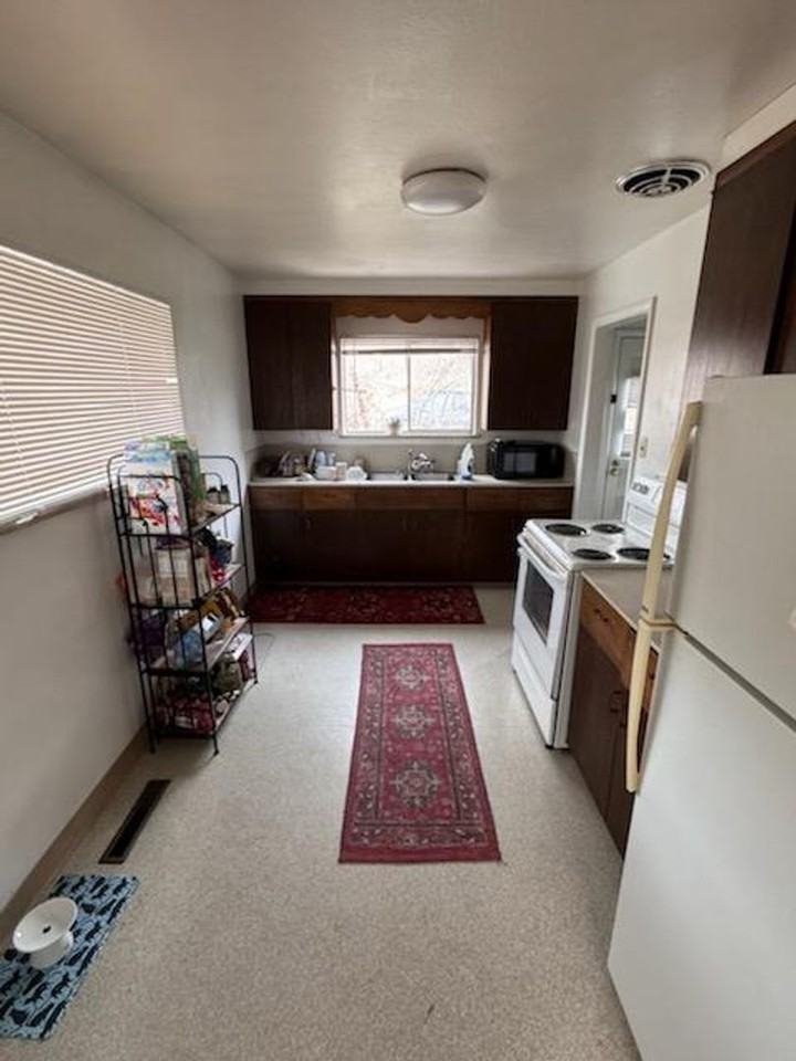 2461 20th St - Photo 2 of 9