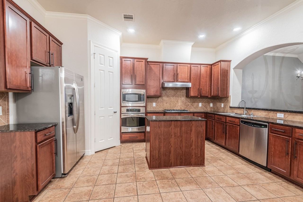 10623 Wallingford Pl - Photo 5 of 17