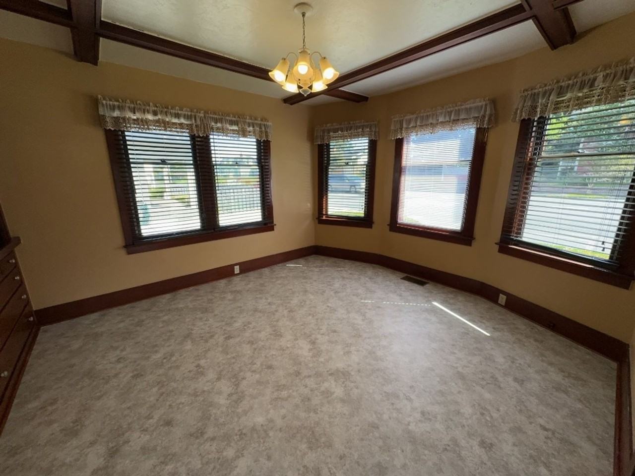 1814 H St - Photo 4 of 16