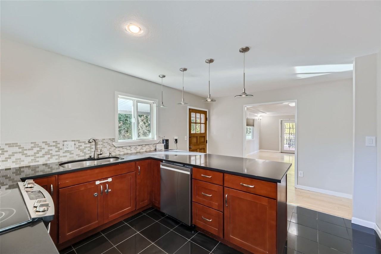 15609 88th Ave Ne - Photo 3 of 14