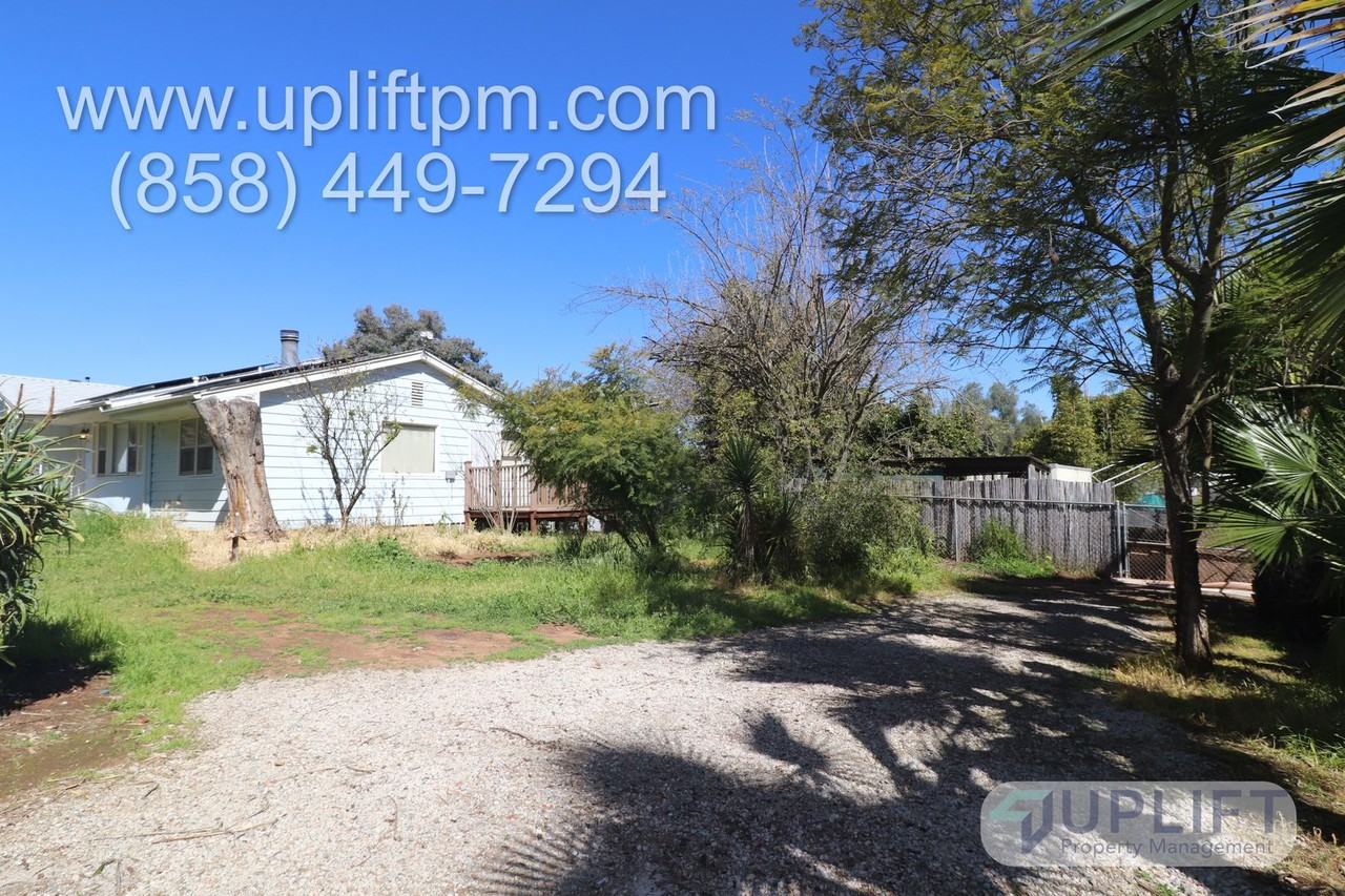 1441 Cedar St - Photo 3 of 14