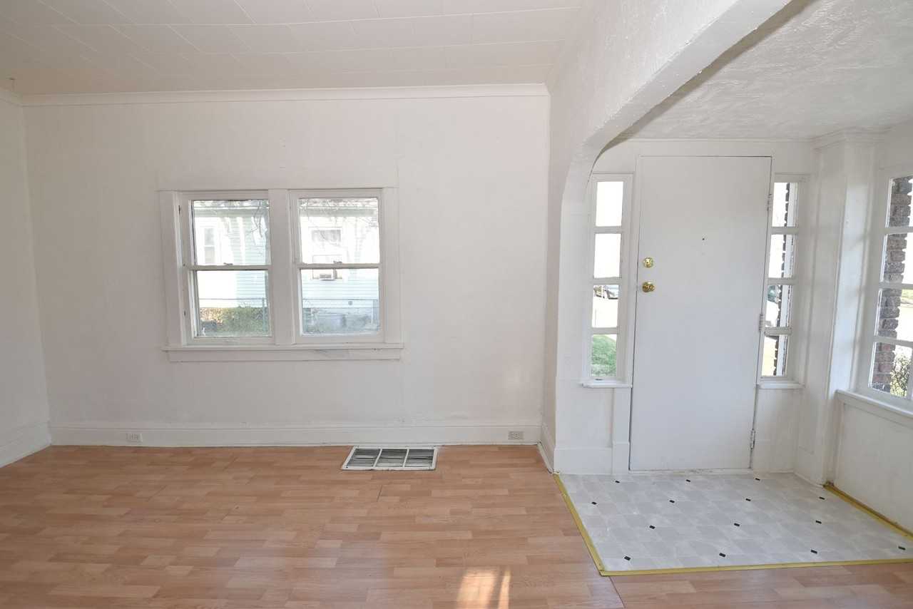 1140 Sorin St - Photo 3 of 22