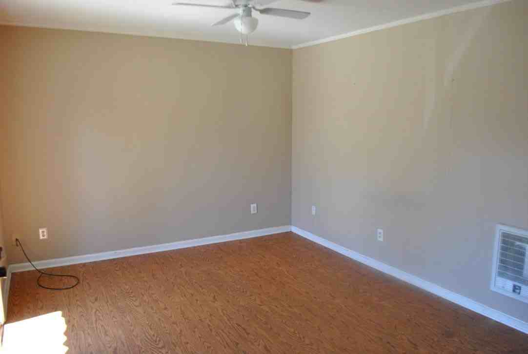 706 1/2 2nd Street NE - Photo 2 of 4