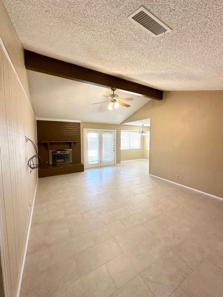 409 N Bentwood Dr - Photo 2 of 12