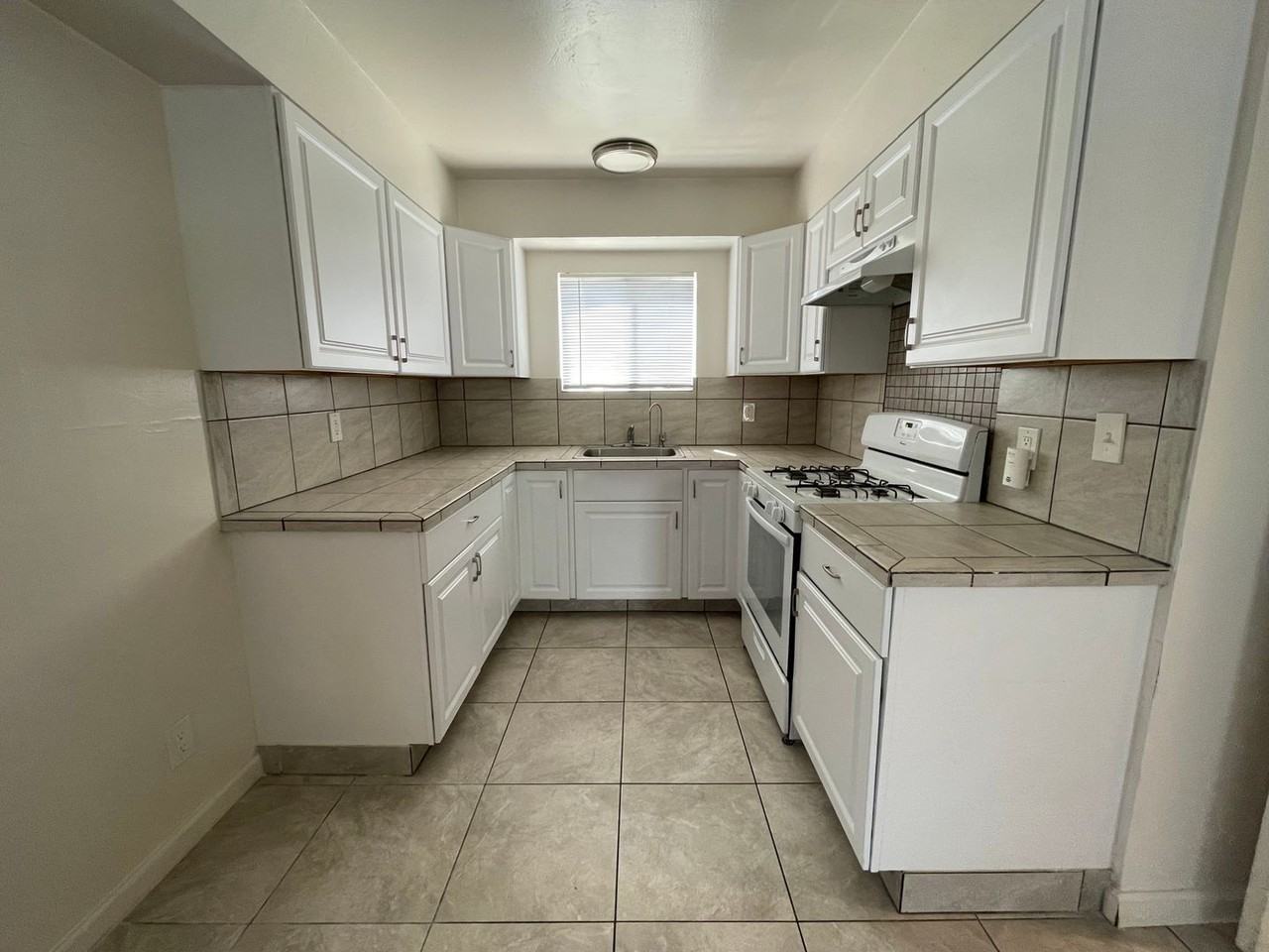 189 N Hemet St - Photo 5 of 10