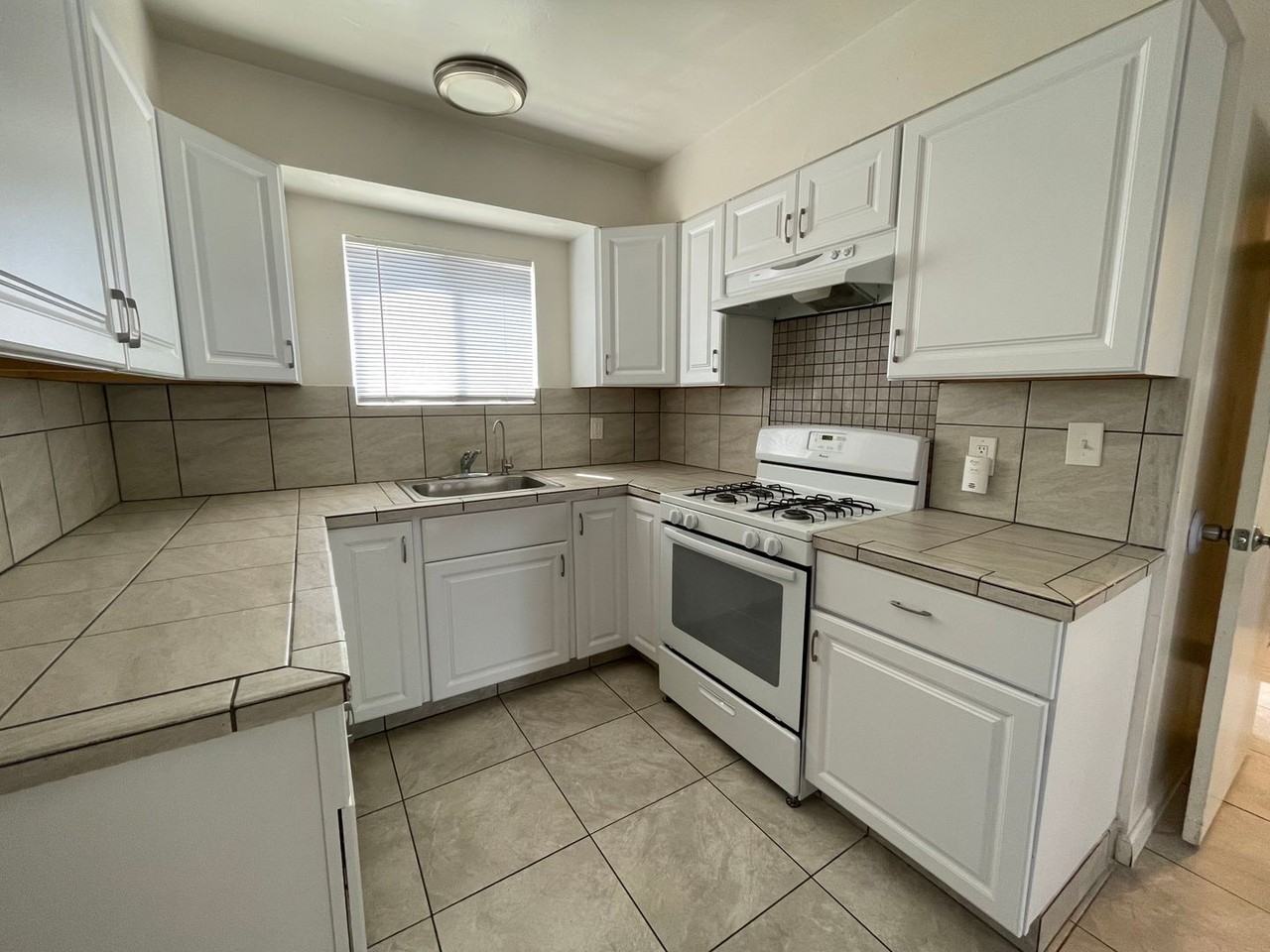 189 N Hemet St - Photo 6 of 10