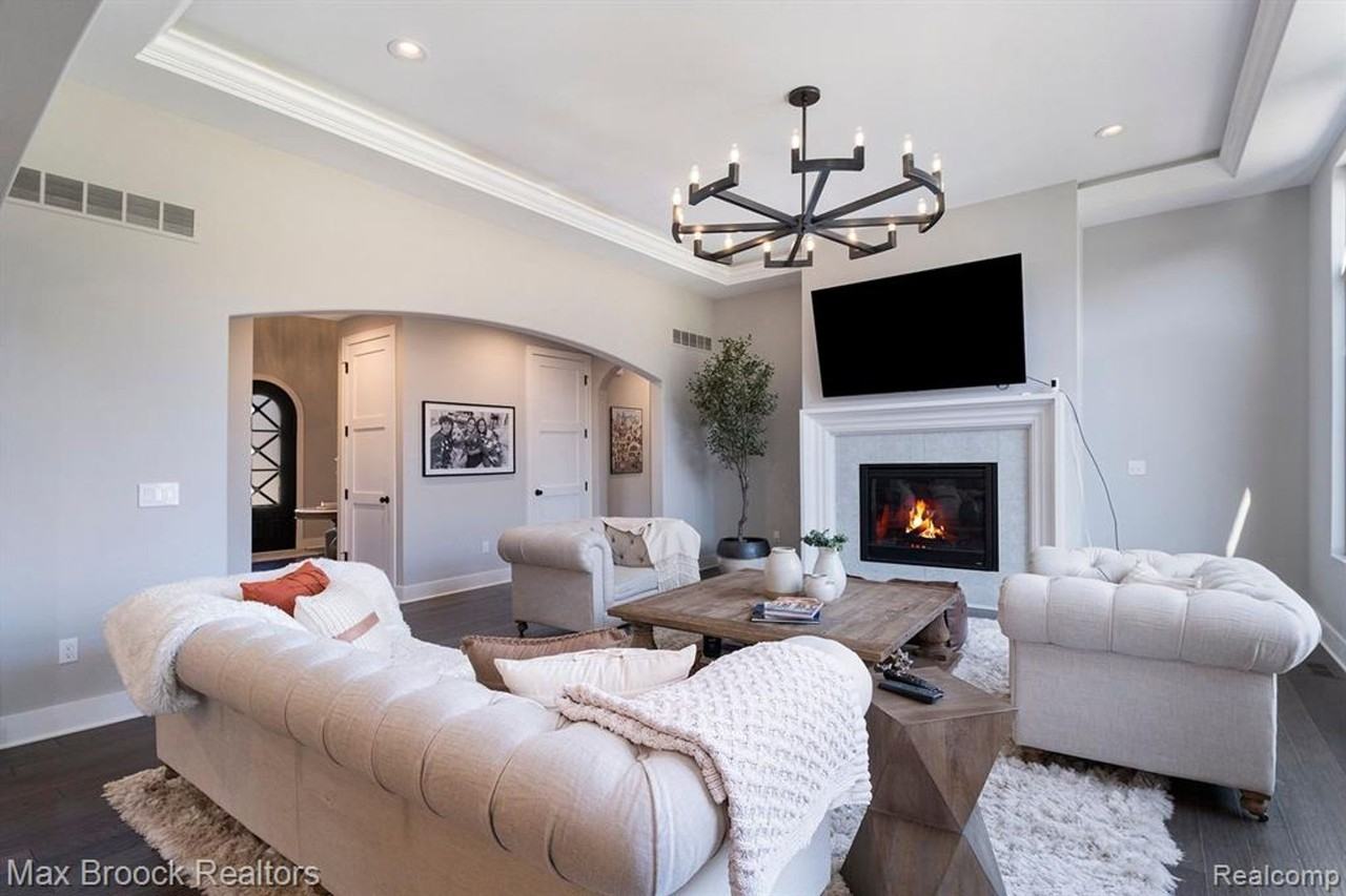 3860 Strathmore Blvd - Photo 3 of 45