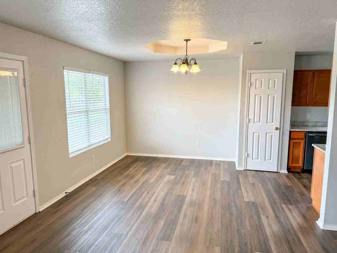 3713 Lakecrest Dr - Photo 5 of 14