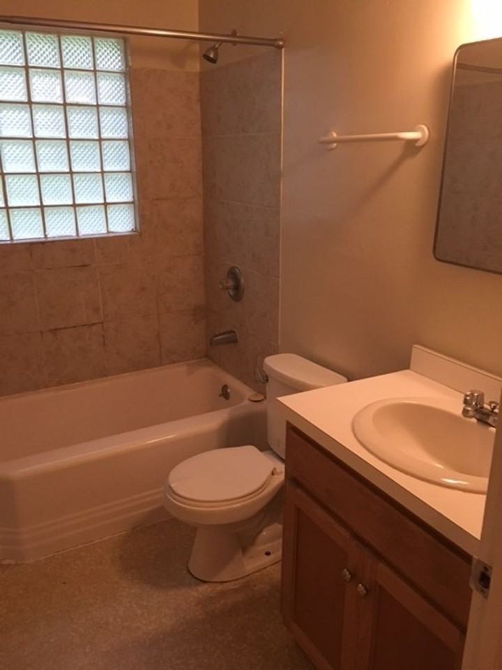 1006 S Columbia St #2 - Photo 3 of 8
