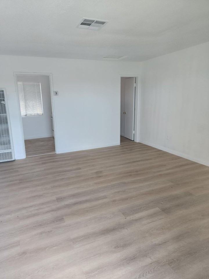 1125 N Mayfield Ave - Photo 2 of 4