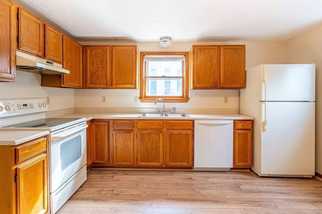 465 Manchester St - Photo 3 of 15