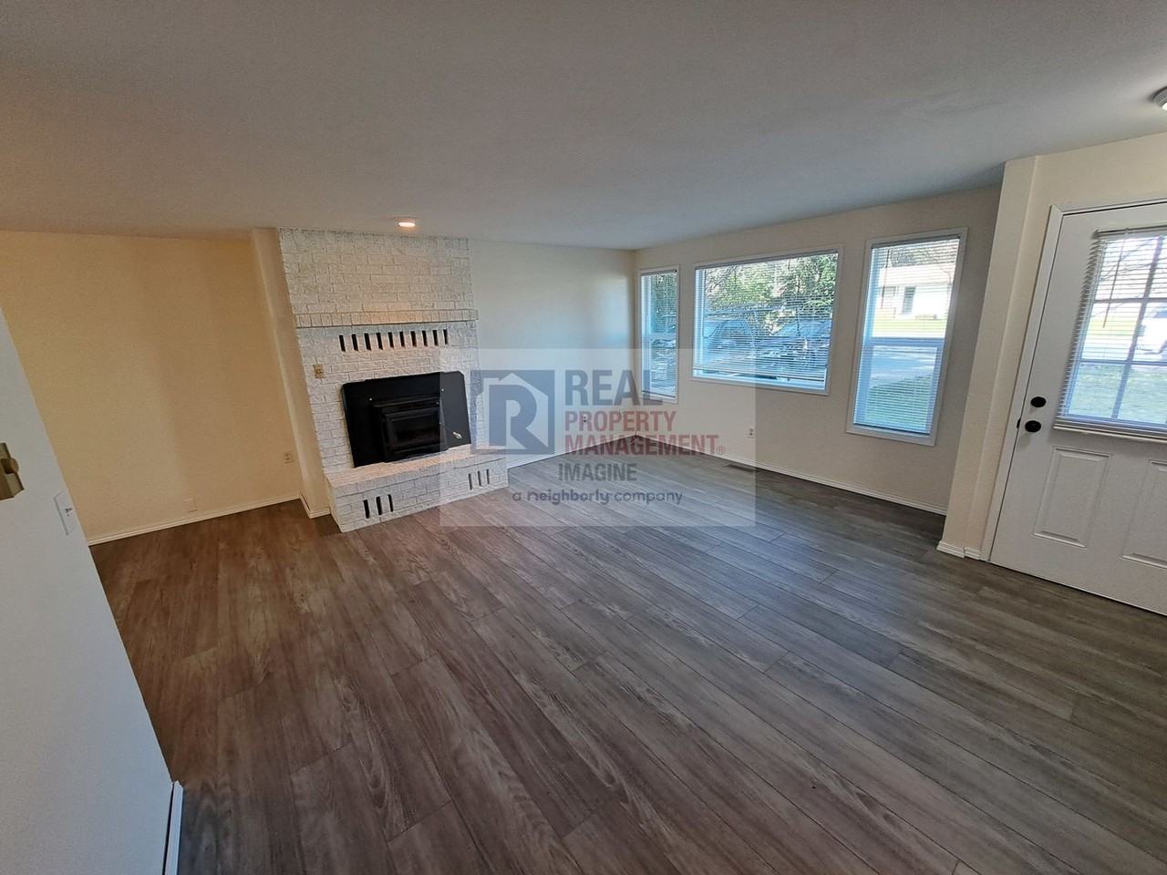 3605 Landau Ave Ne - Photo 3 of 24