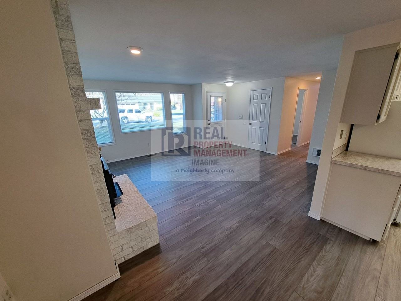 3605 Landau Ave Ne - Photo 4 of 24
