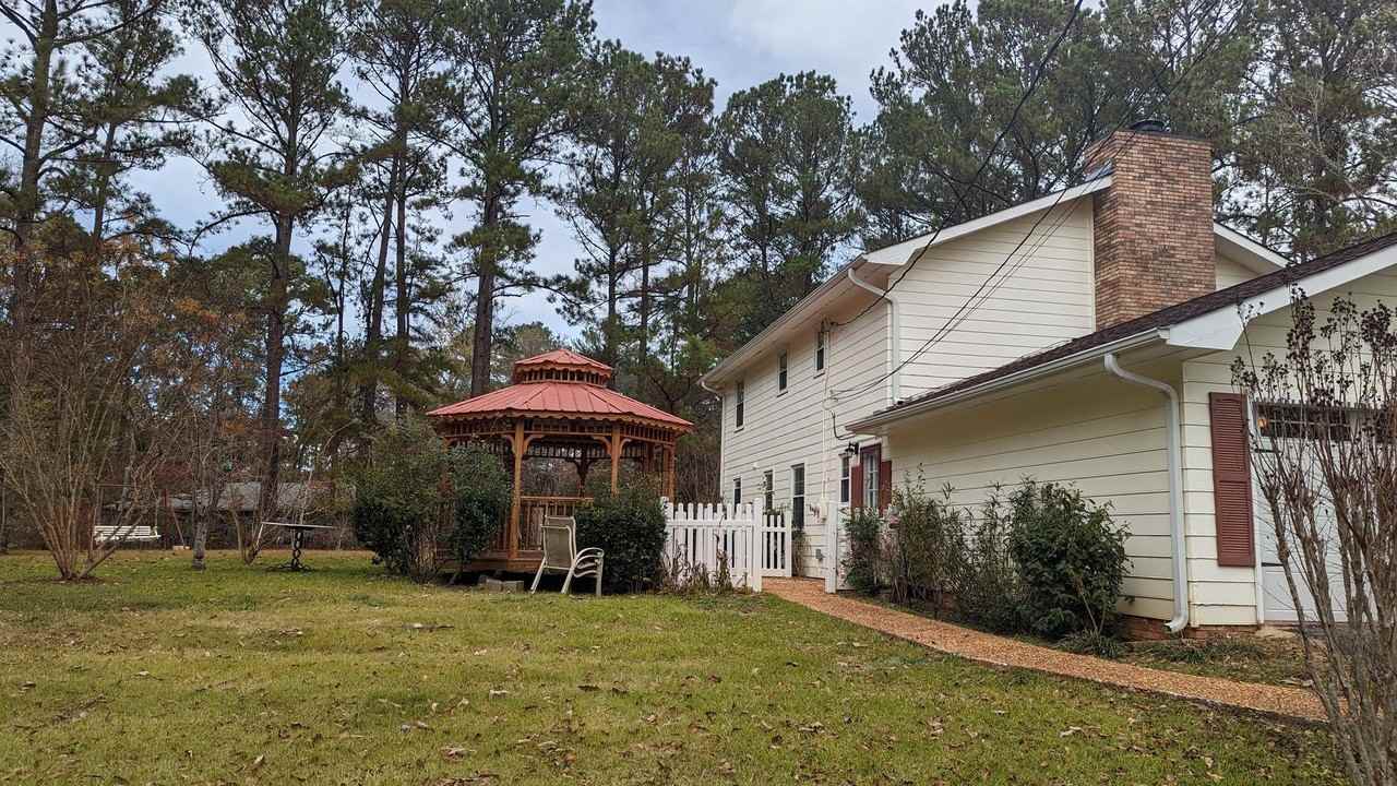 105 Linda Ln - Photo 3 of 20