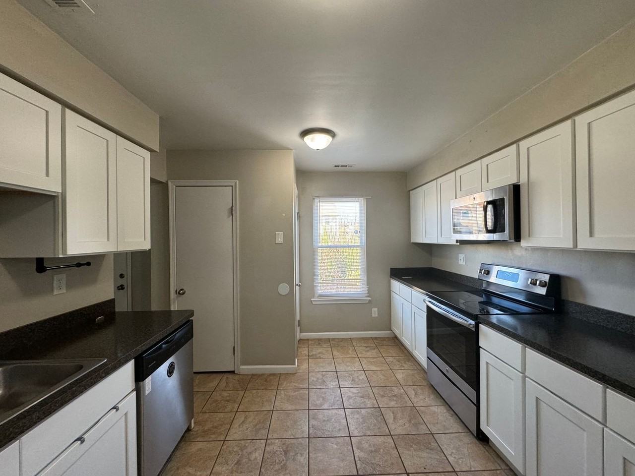 621 Aubrey Dr - Photo 3 of 9