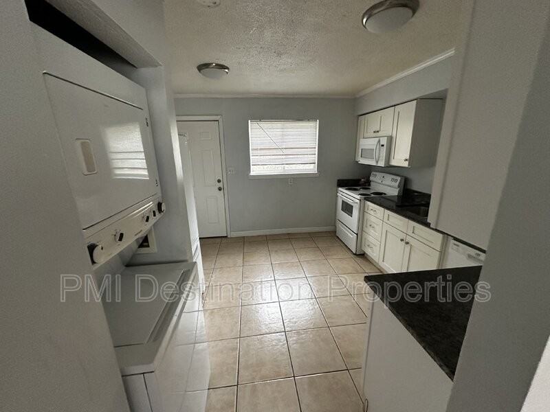 1525 N 55th Dr #A - Photo 2 of 5