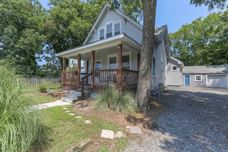 860 46th St - Photo 2 of 49