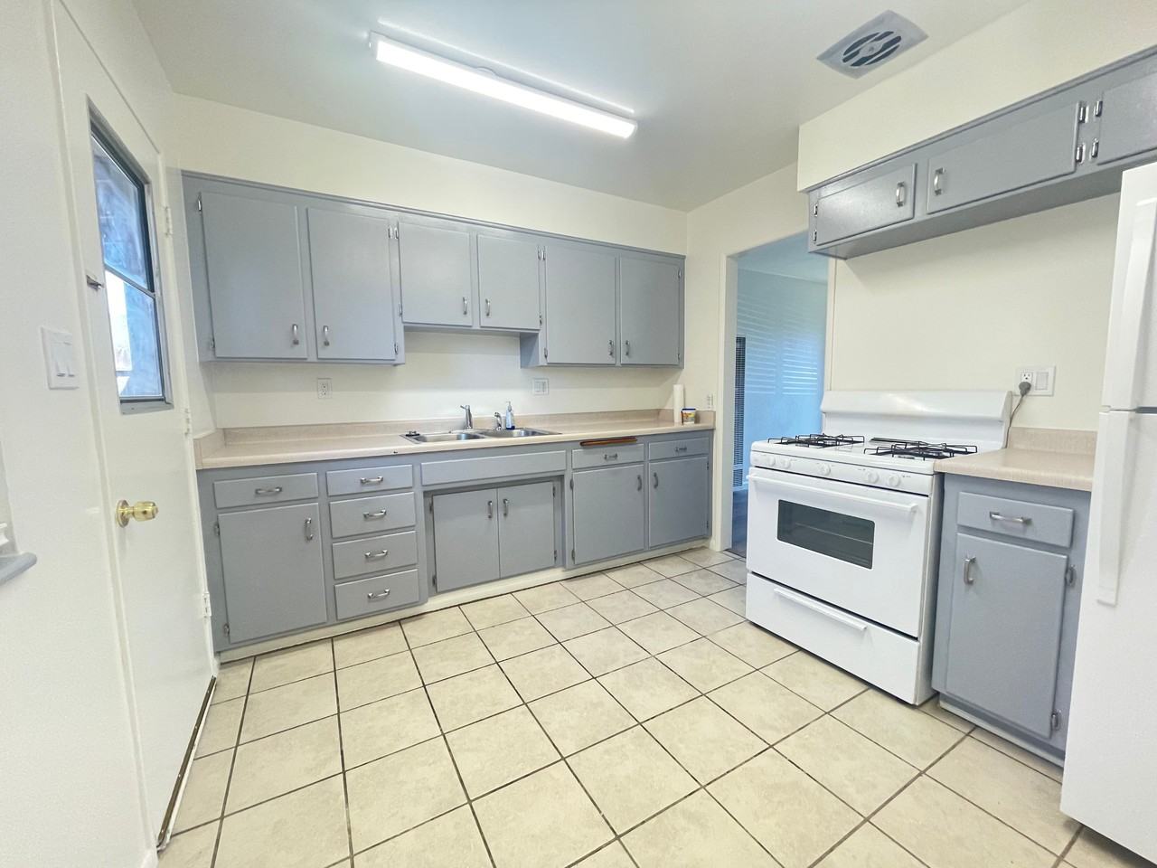 218 N C St #A - Photo 4 of 11