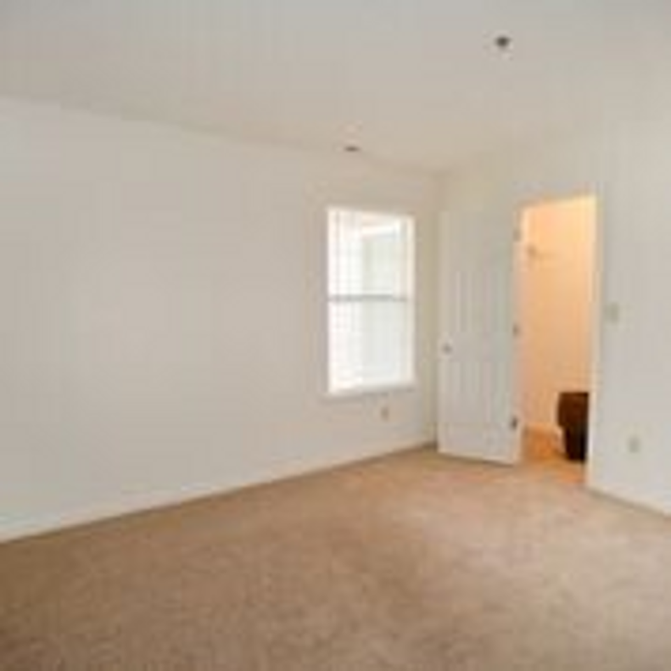 Featherstone Apartments at Kiln Creek - Photo 5 of 22