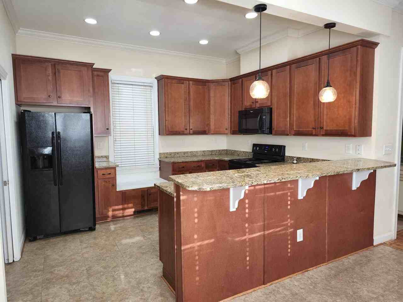 710 W 36th St - Photo 3 of 20